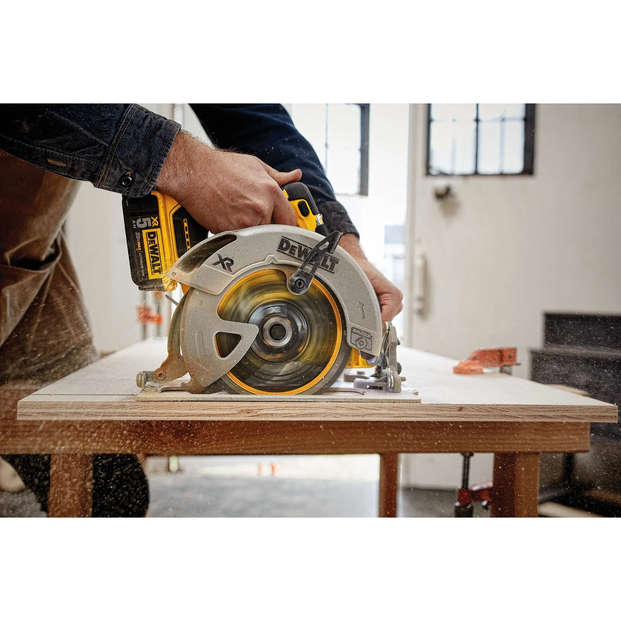 DeWalt 20V MAX XR® Brushless Cordless 7-1/4" Circular Saw Kit - Image 11