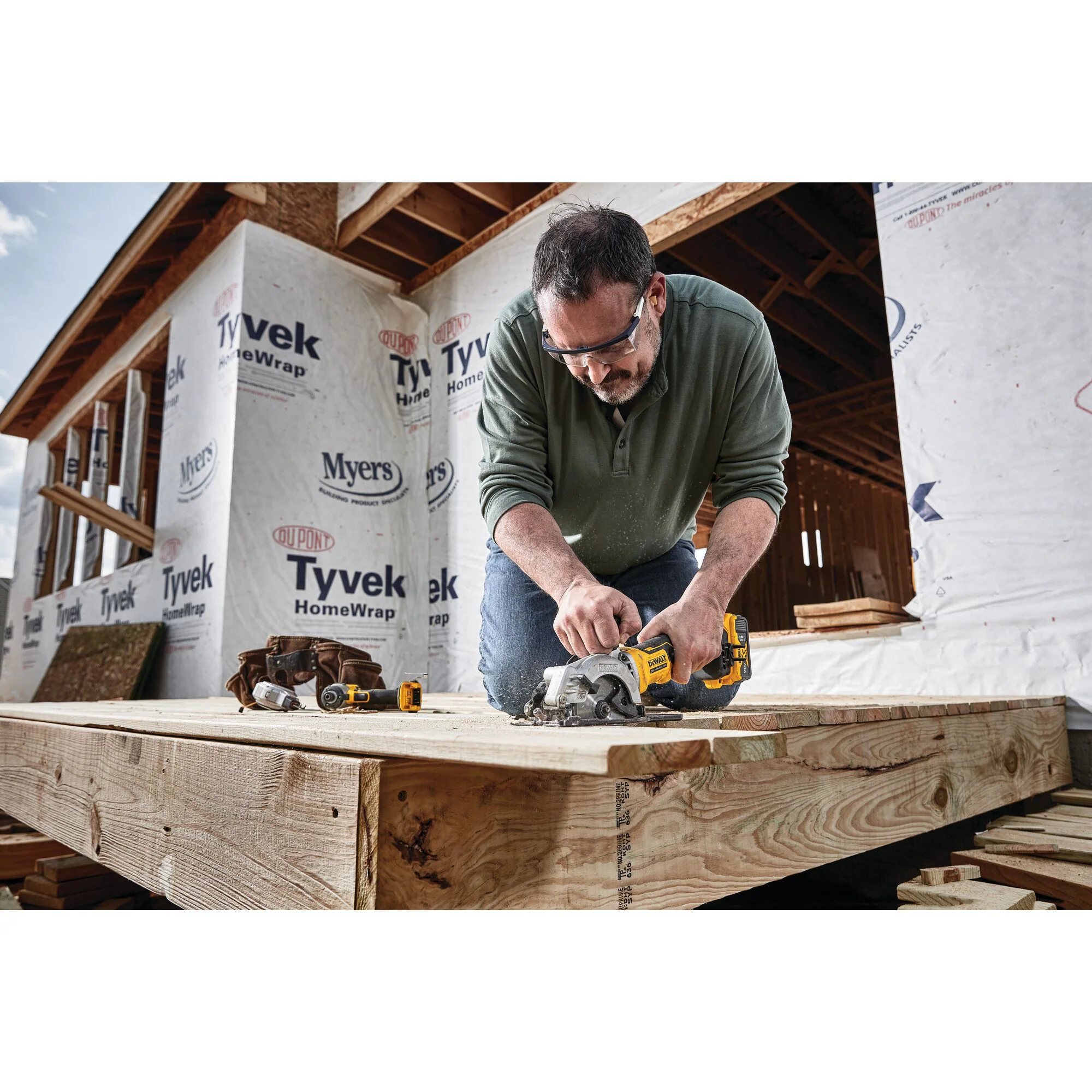 DeWalt ATOMIC 20V MAX Brushless 4-1/2" Cordless Circular Saw - Tool Only - Image 10