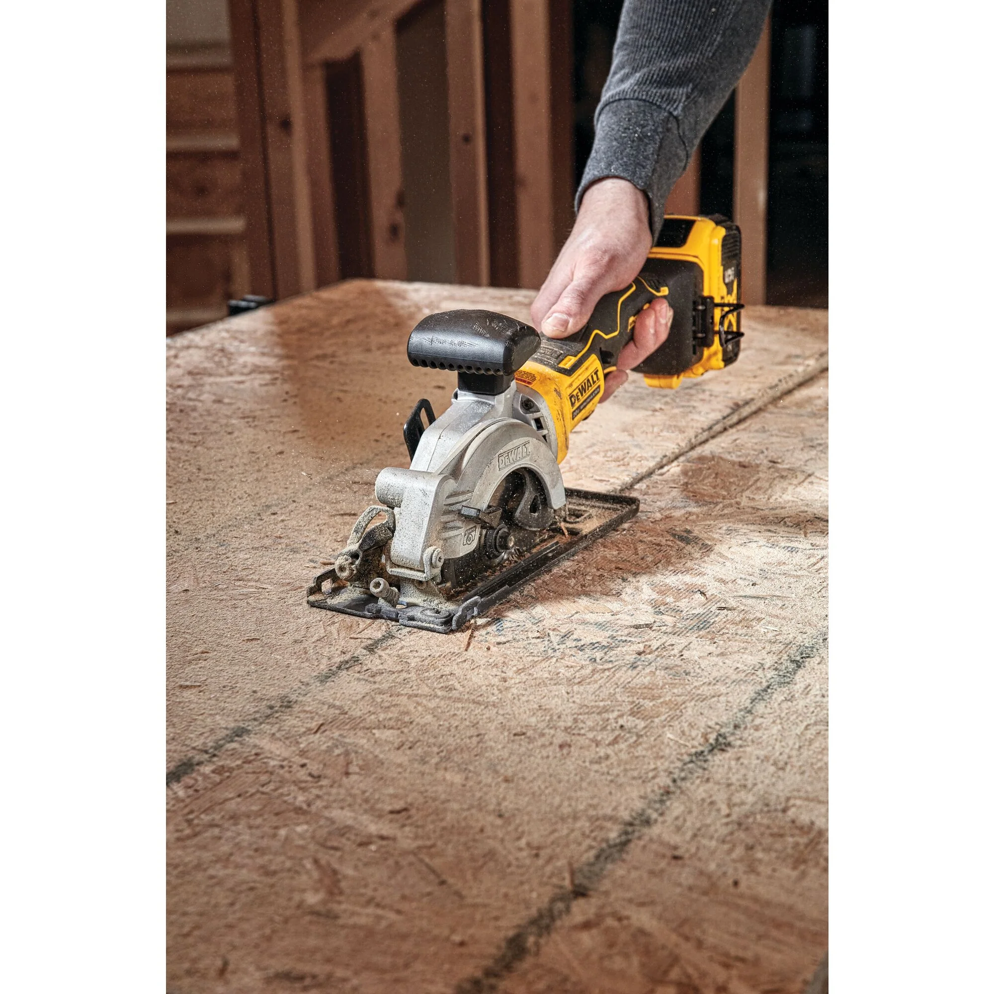 DeWalt ATOMIC 20V MAX Brushless 4-1/2" Cordless Circular Saw - Tool Only - Image 6