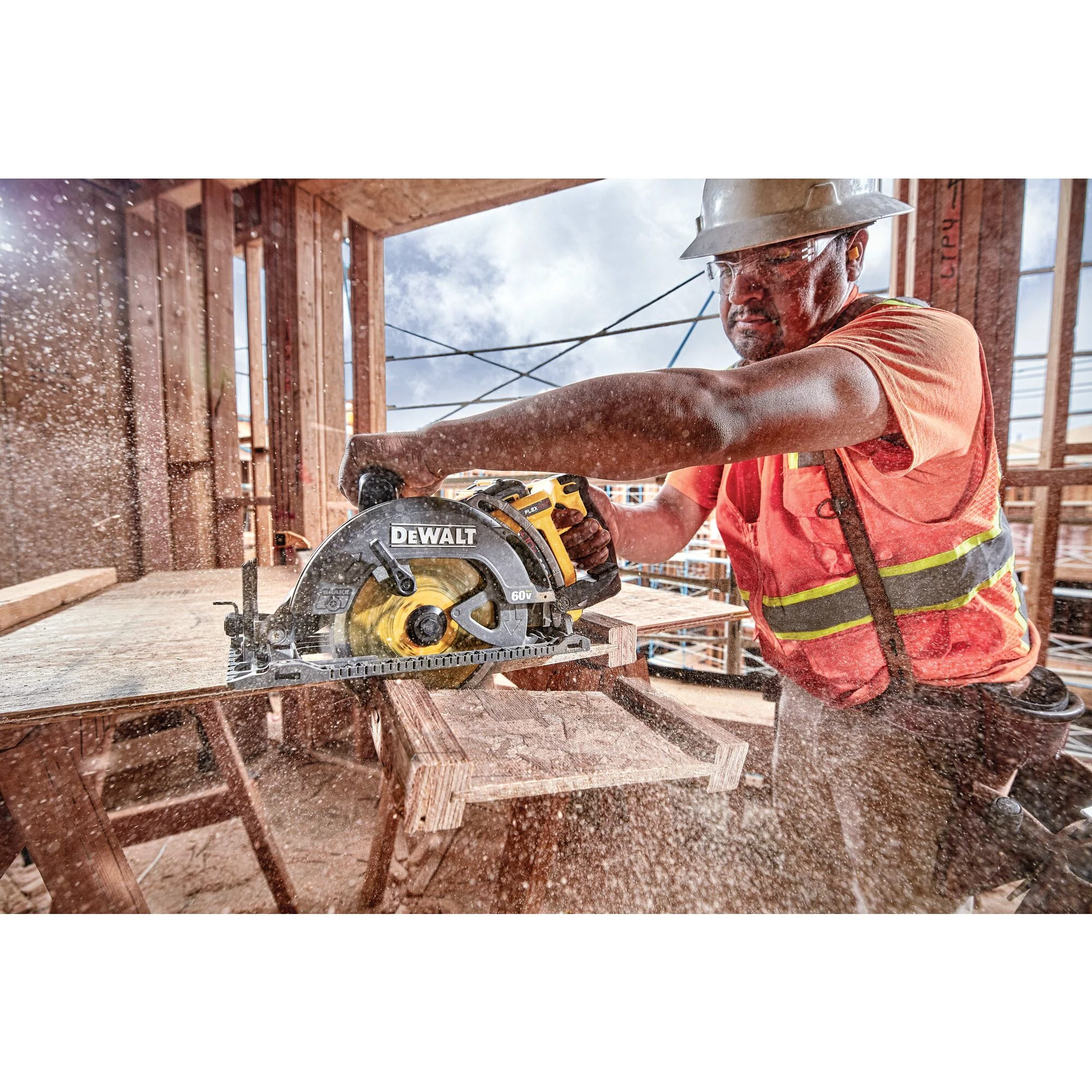 DeWalt FLEXVOLT 60V MAX 7-1/4" Worm Drive Circular Saw Kit - Image 8
