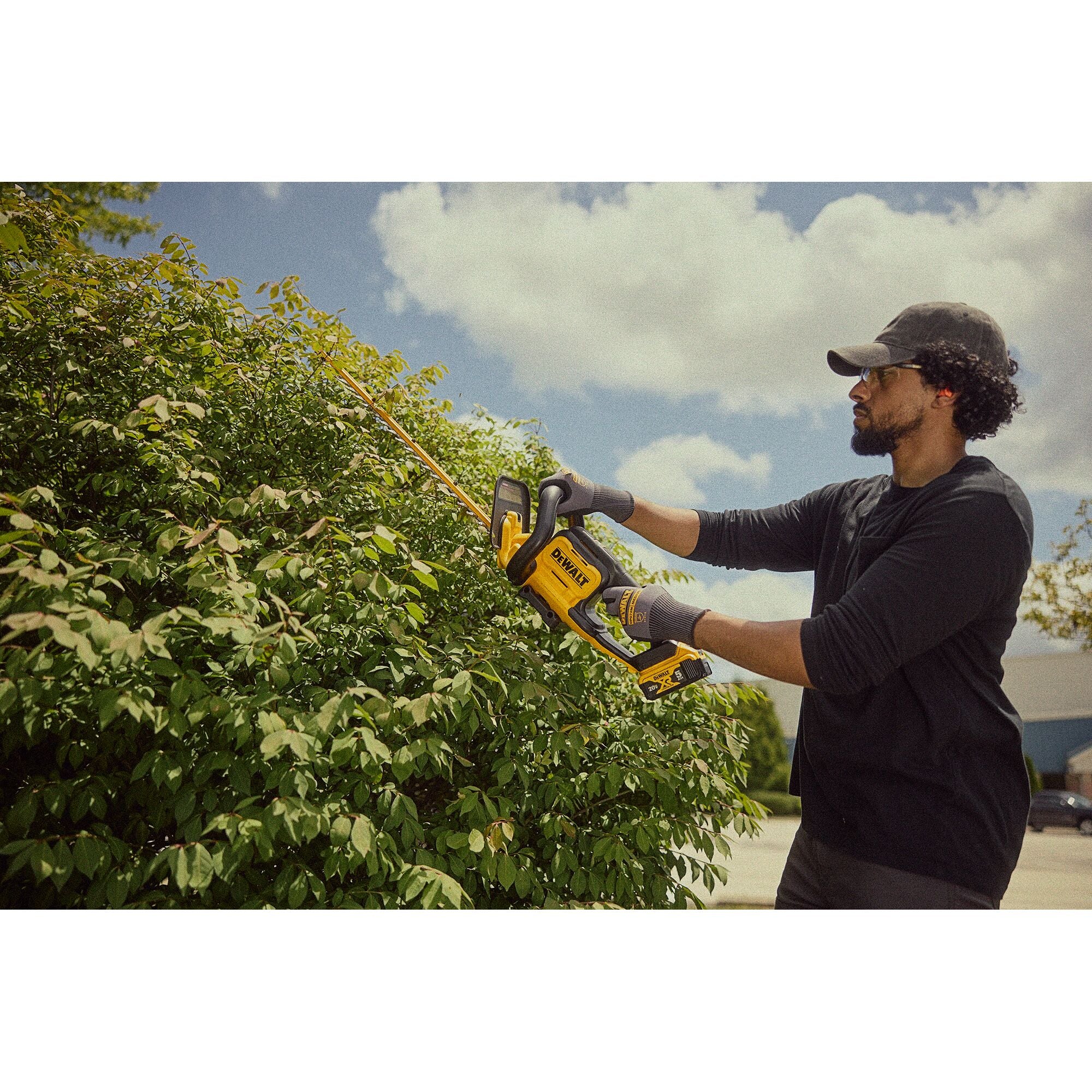 DeWalt 20V MAX 22" Cordless Hedge Trimmer - Tool Only - Image 10