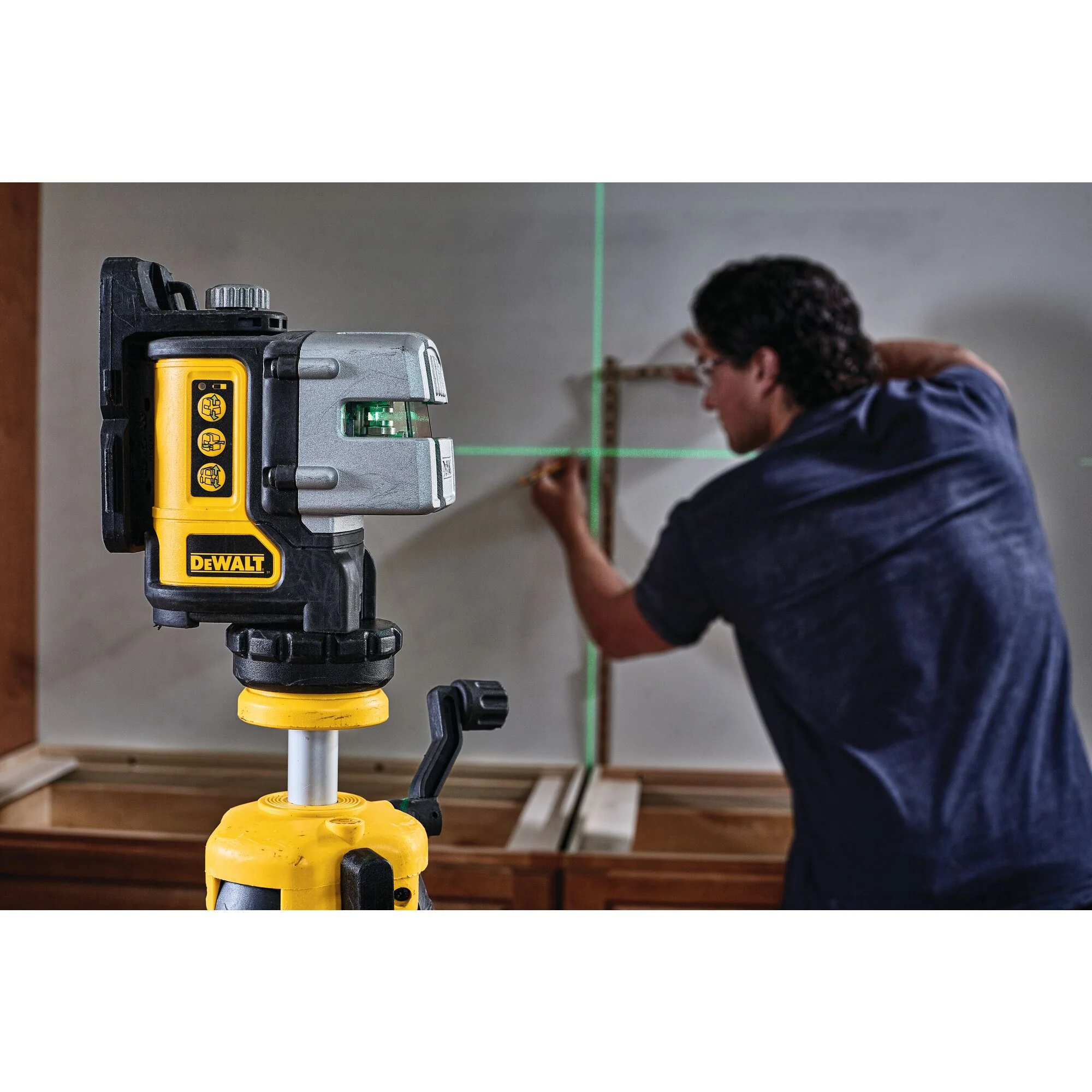 DeWalt 3 Line Green Laser Level w/ (4) AA Batteries - Image 5