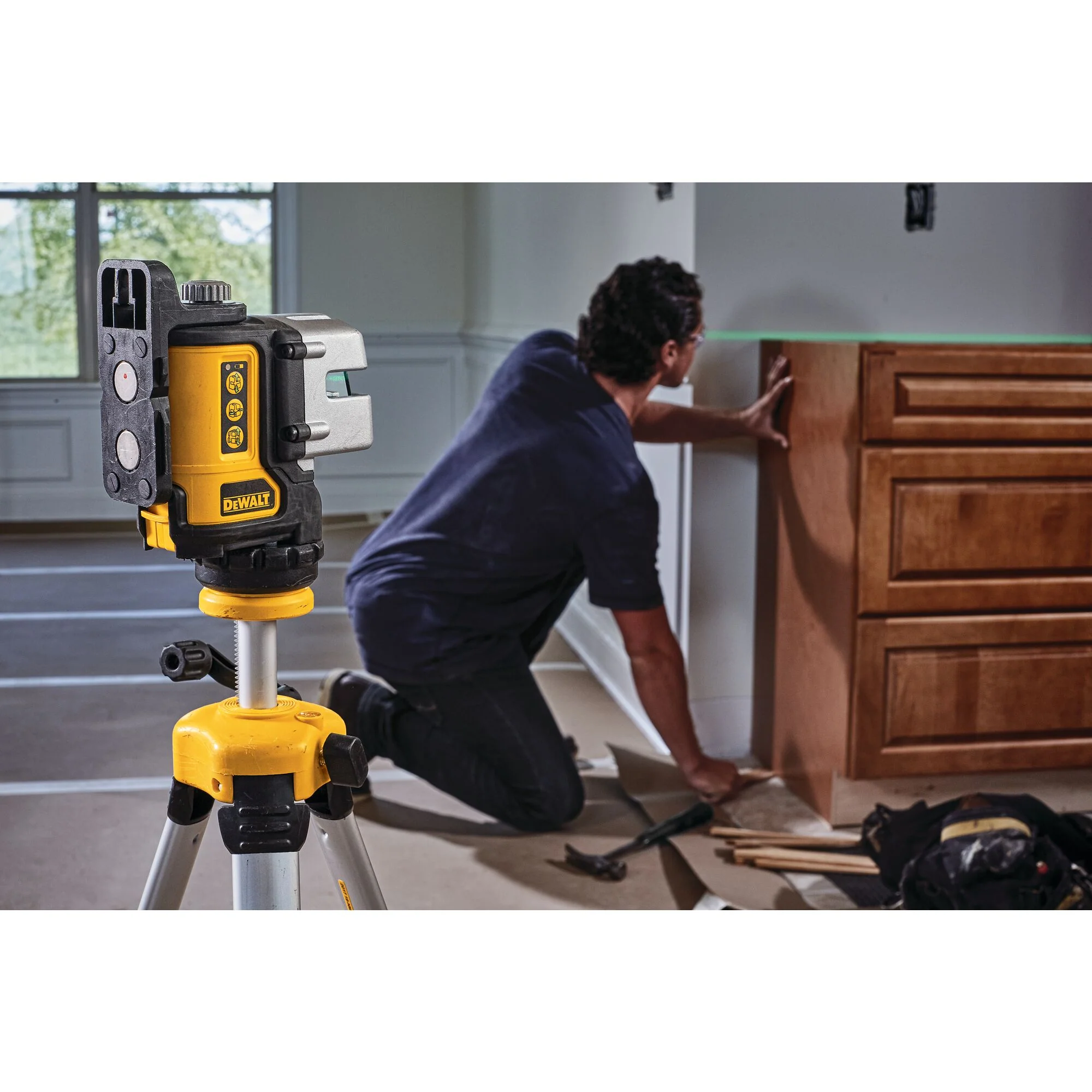 DeWalt 3 Line Green Laser Level w/ (4) AA Batteries - Image 6