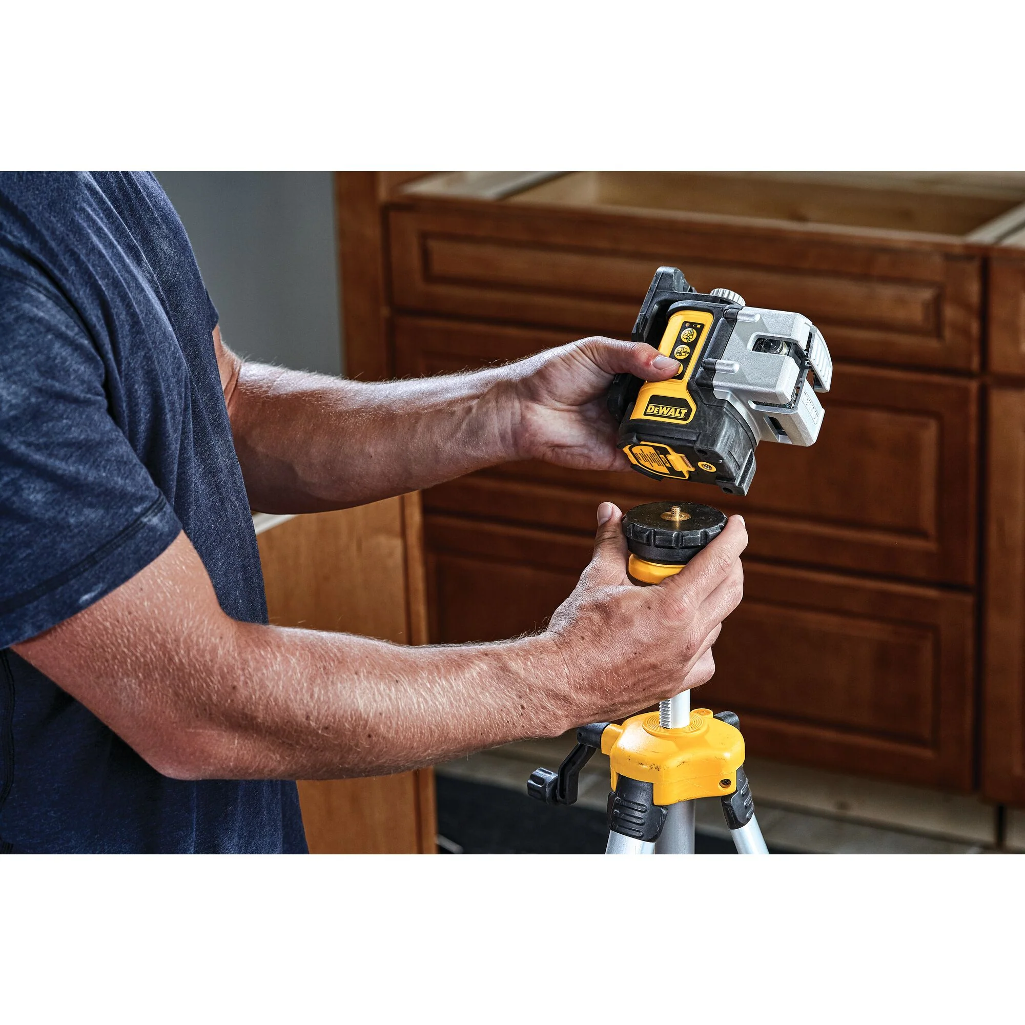 DeWalt 3 Line Green Laser Level w/ (4) AA Batteries - Image 7