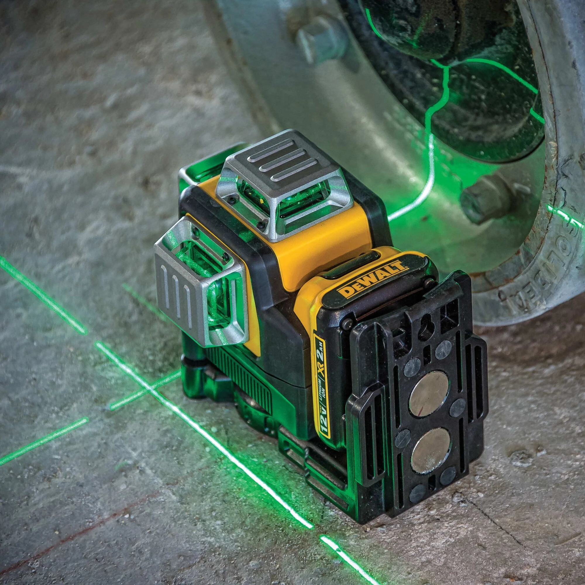 DeWalt 12V MAX 360° Green Beam 3 Line Laser Level - Image 14