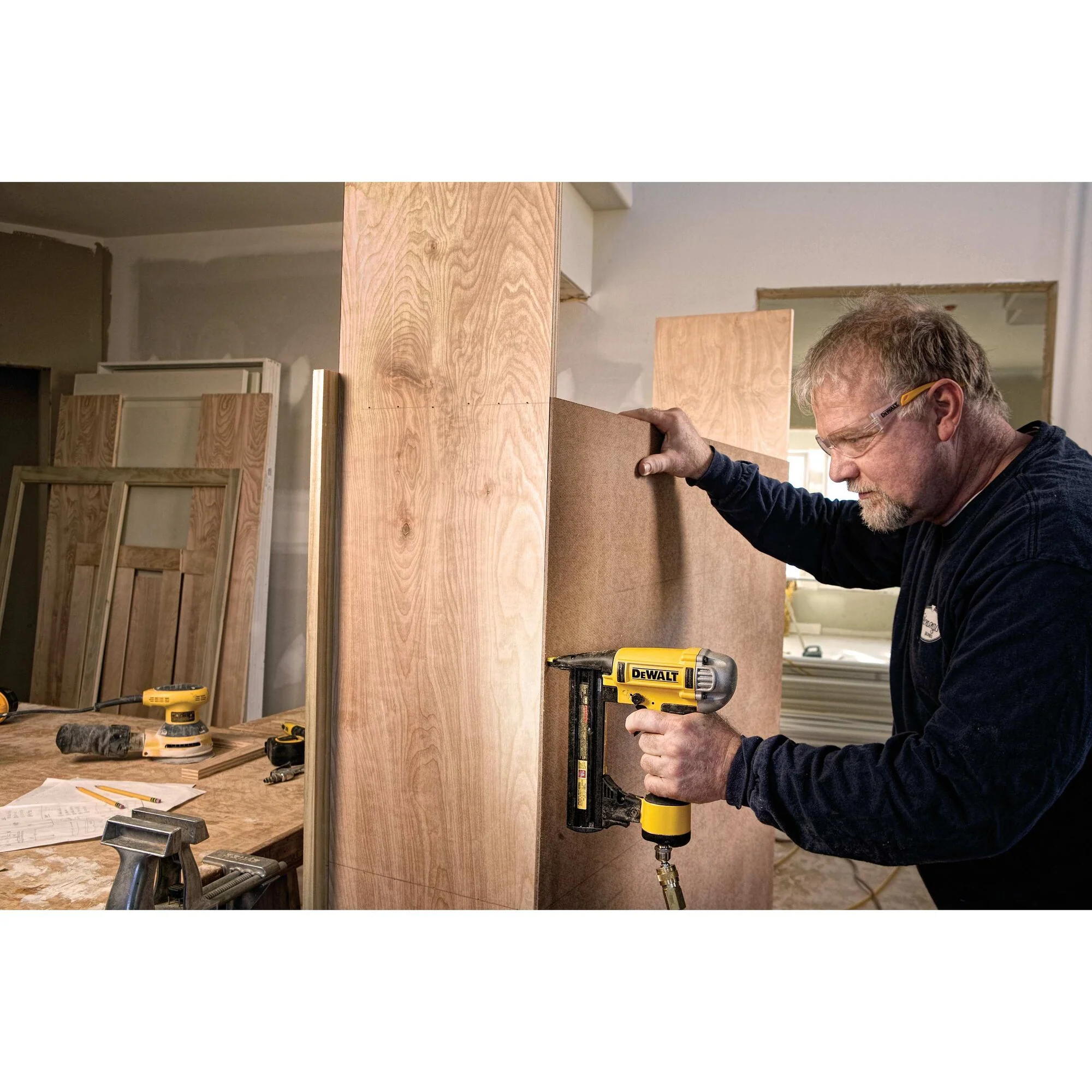 DeWalt 18 Gauge 1/4" Crown 1-1/2" Finishing Stapler - Image 3