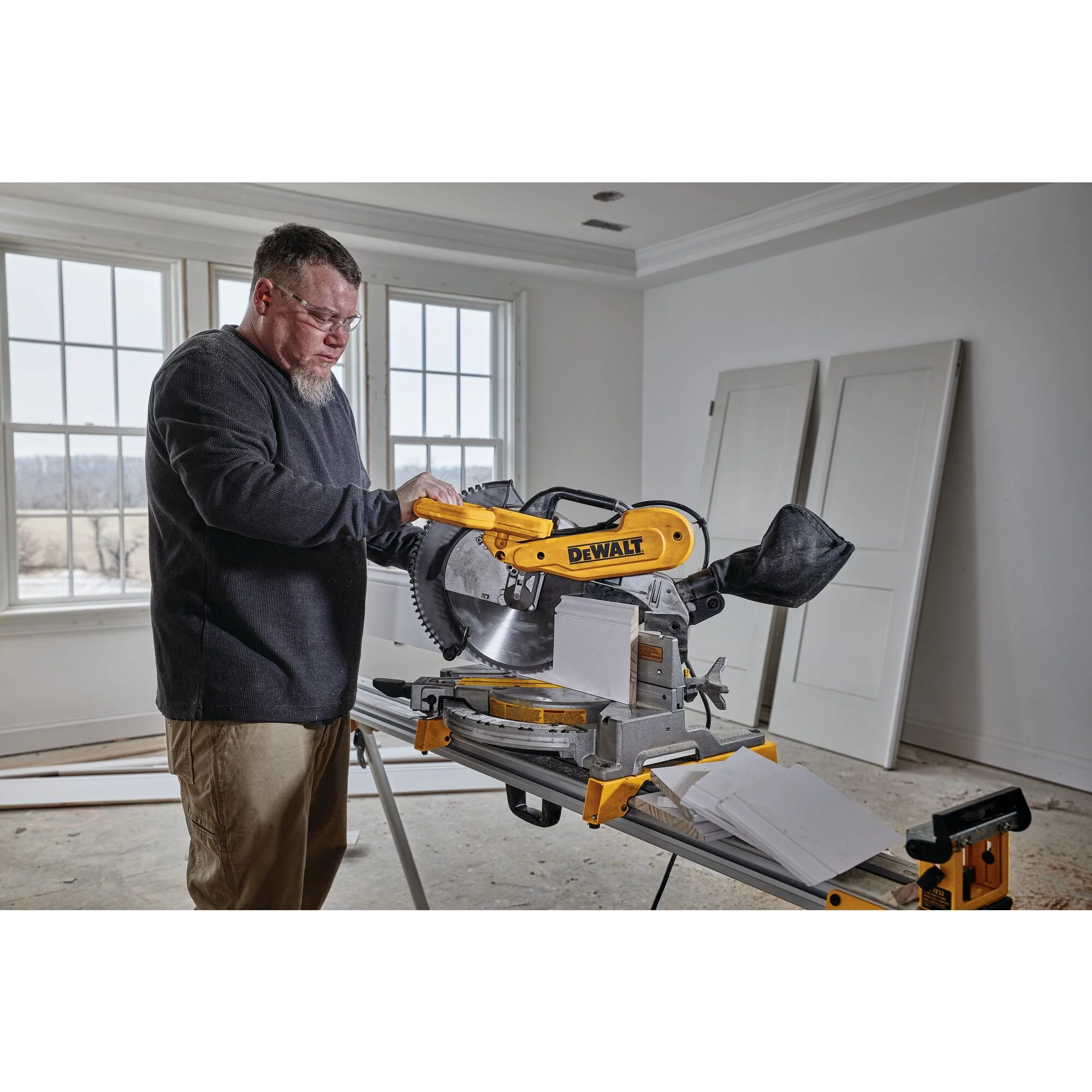 DeWalt 12" 15A Electric Dual-Bevel Compound Mitre Saw - Image 13