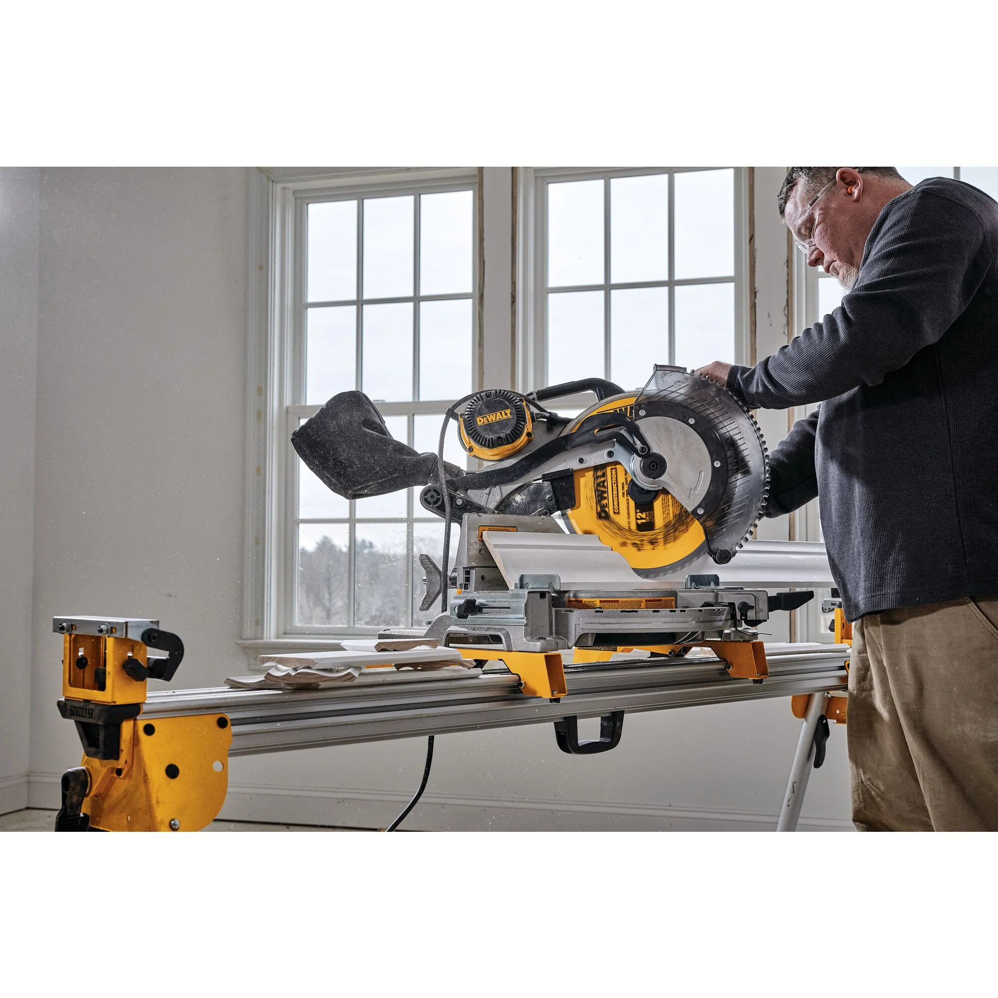 DeWalt 12" 15A Electric Dual-Bevel Compound Mitre Saw - Image 14