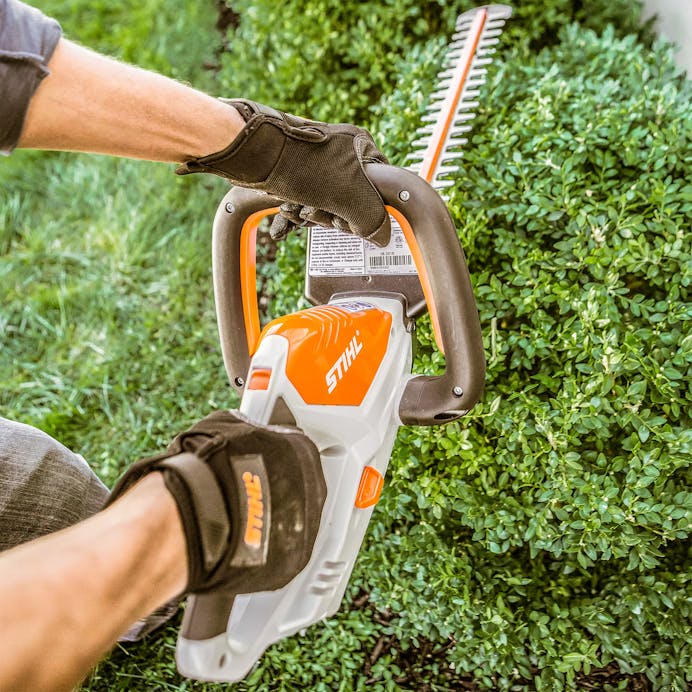 STIHL HSA 40 Cordless Battery Hedge Trimmer Kit - Image 4