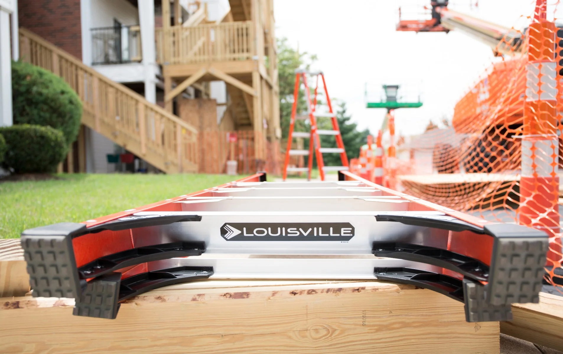 Louisville Fiberglass Step Platform Ladder (Type 1AA) - Image 41