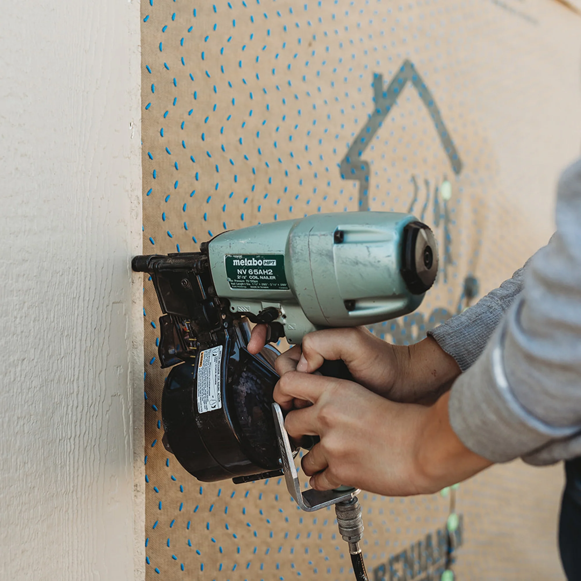 Metabo Pro Bundle 2-1/2 Inch Coil Siding Nailer with BONUS Impact Driver Kit - Image 4