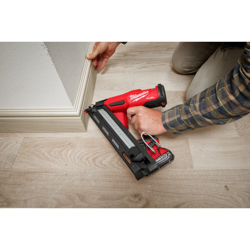 Milwaukee M18 FUEL™ 15 Gauge Finish Nailer Kit - Image 10