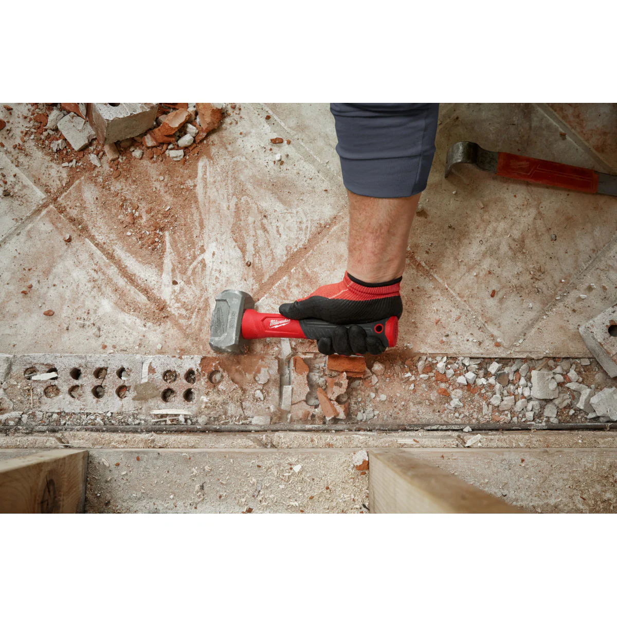 Milwaukee 3 lbs Fiberglass Drilling Hammer - Image 6