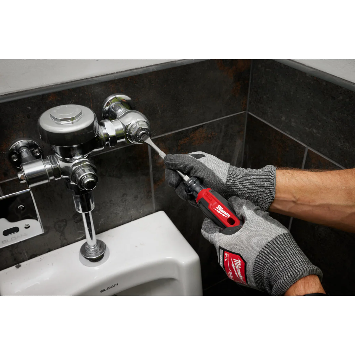 Milwaukee #2 Phillips 4" Cushion Grip Screwdriver (USA) - Image 15