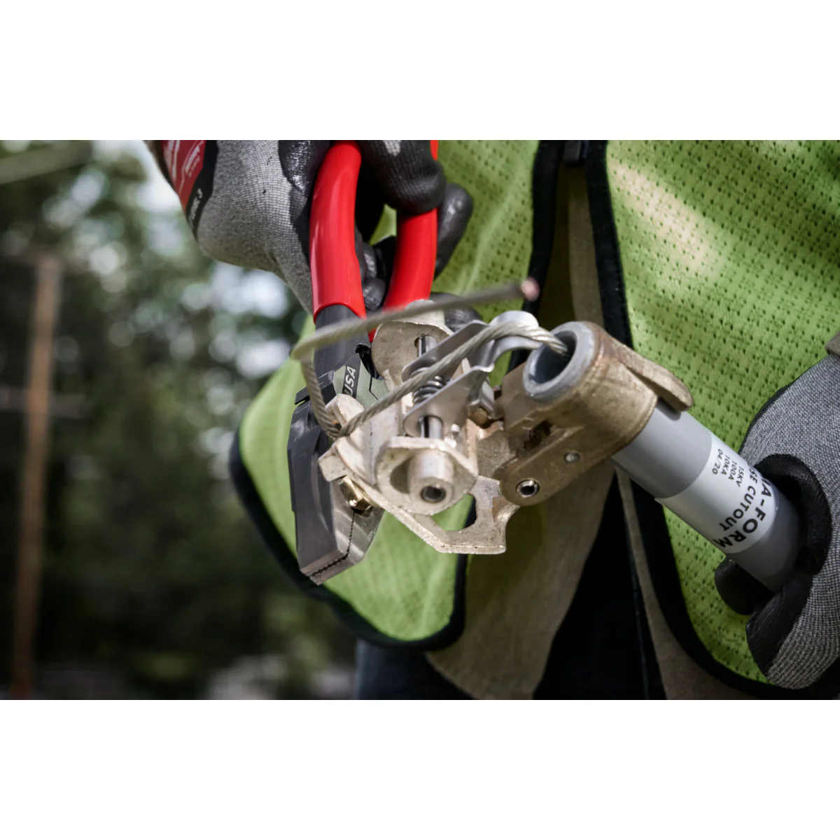 Milwaukee 9" Lineman's Dipped Grip Pliers w/ Thread Cleaner (USA) - Image 10