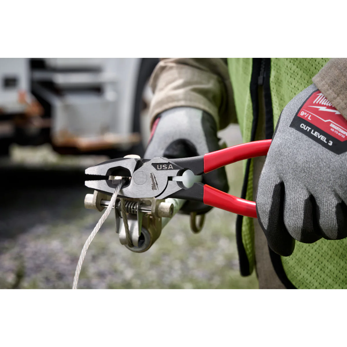 Milwaukee 9" Lineman's Dipped Grip Pliers w/ Thread Cleaner (USA) - Image 8