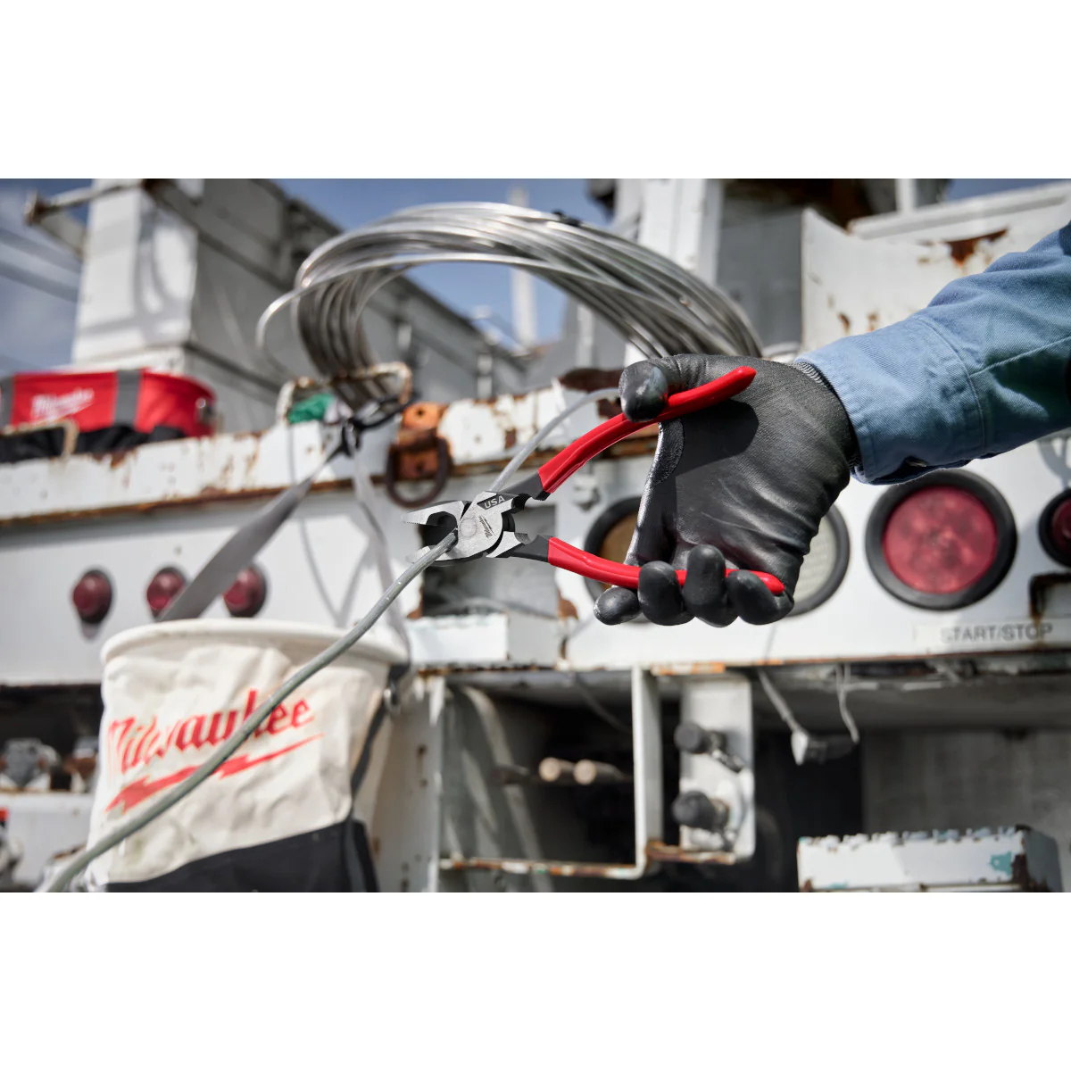 Milwaukee 9" Lineman's Dipped Grip Pliers w/ Thread Cleaner (USA) - Image 9