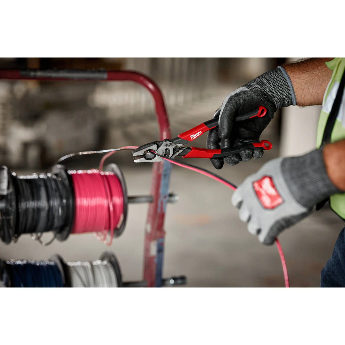 Milwaukee 9" Lineman's Comfort Grip Pliers w/ Crimper and Bolt Cutter (USA) - Image 11