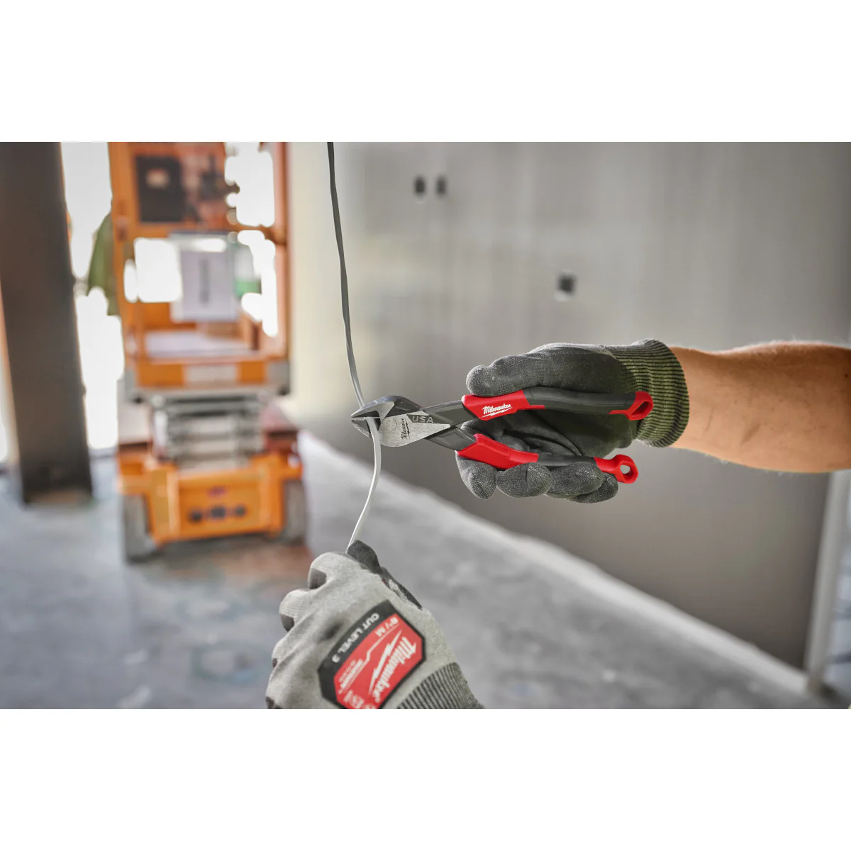 Milwaukee 7" Diagonal Comfort Grip Cutting Pliers (USA) - Image 5