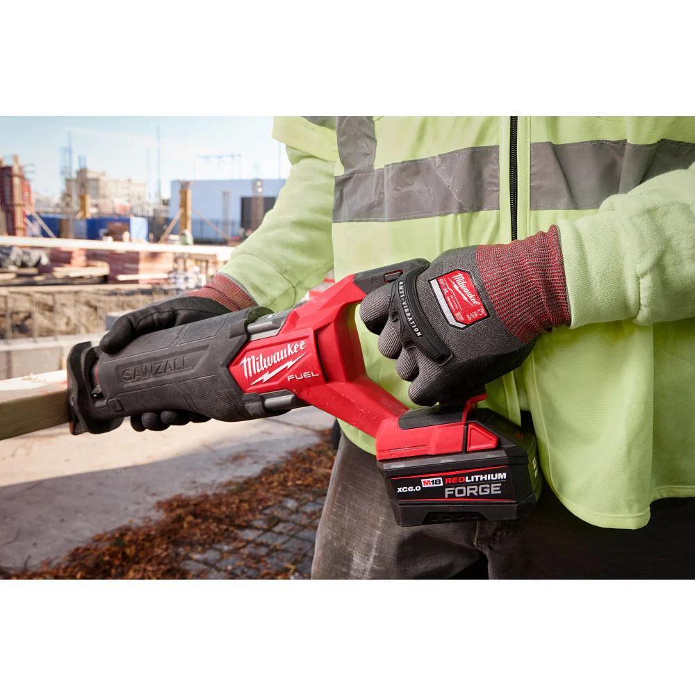 Milwaukee Anti-Vibration A4 Nitrile Dipped Gloves - Image 4