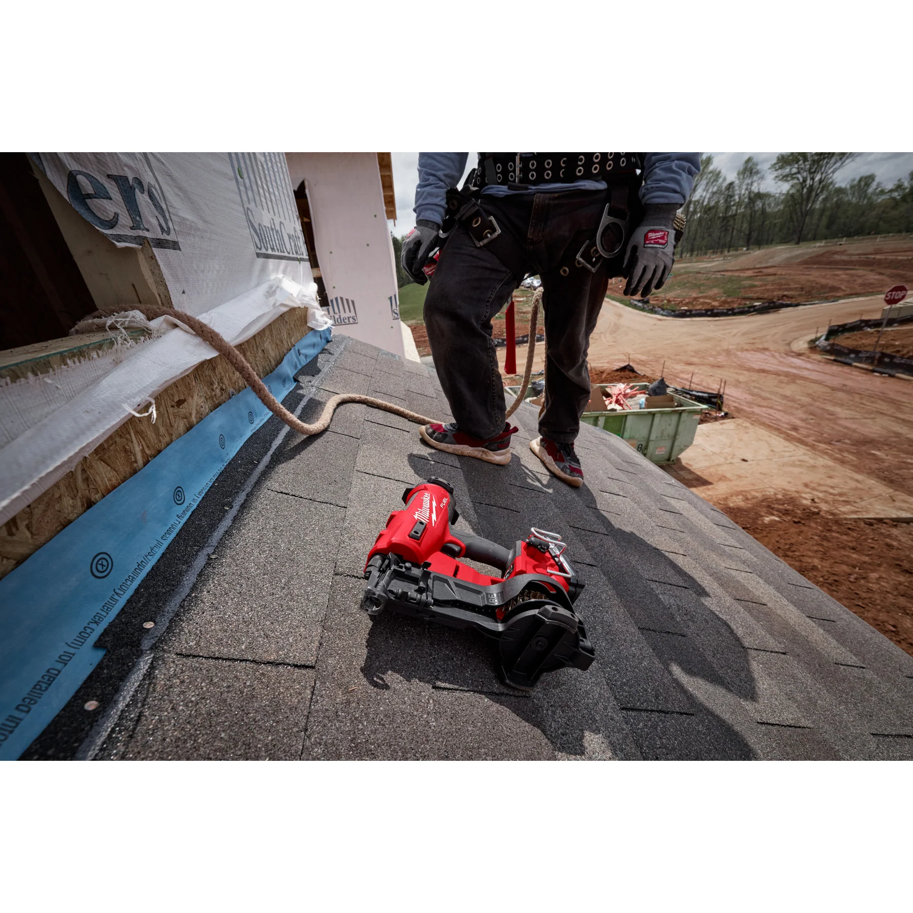 Milwaukee M18 FUEL Coil Roofing Nailer Kit - Image 35