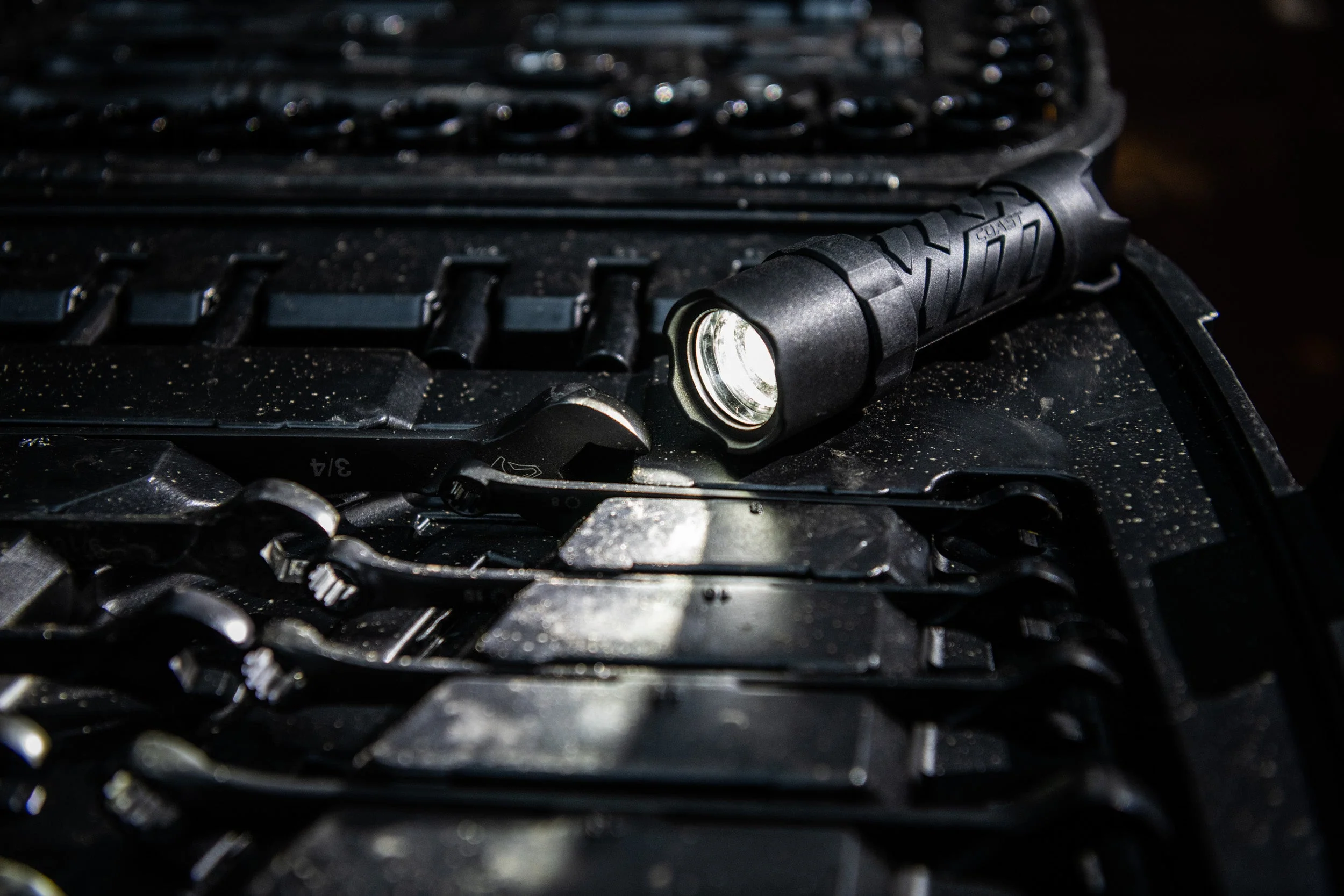 Coast Polysteel 400 Pure Beam Focusing LED Flashlight - Image 11