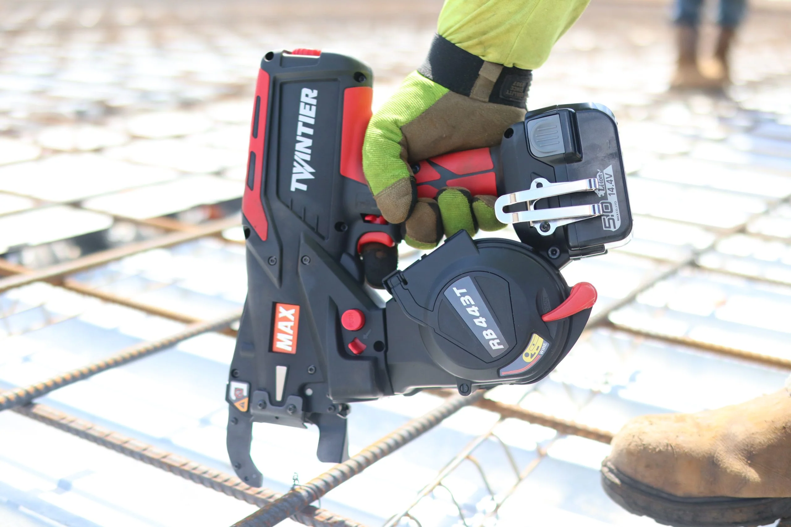 MAX TWINTIER RB443T 19Ga Wire Cordless Rebar Tying Tool Kit - Image 4