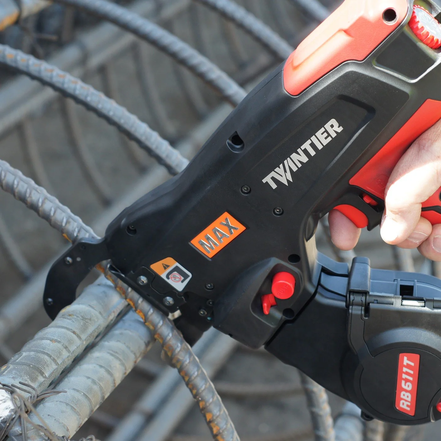 MAX RB-611T Li-Ion 19G Cordless Wire Rebar Tying Tool Kit - Image 4