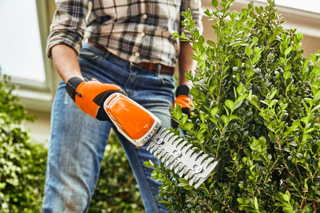 STIHL HSA 26 Cordless Shrub Shear Kit - Image 3