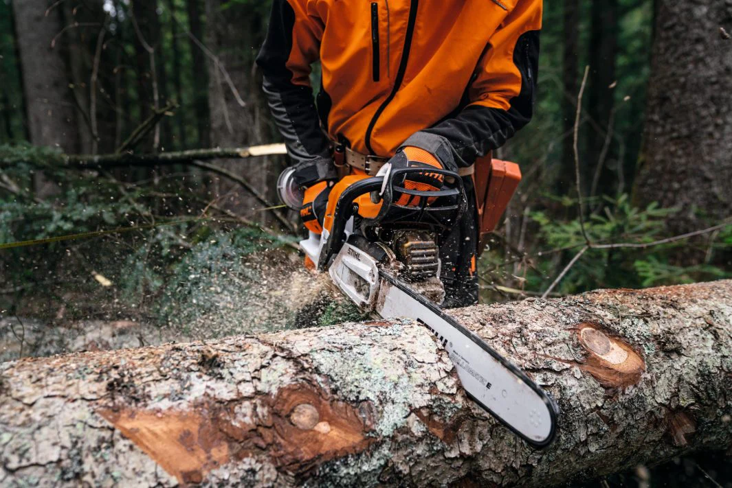 STIHL MS 400 C-M Professional Gas Chainsaw (66.8cc) w/ M-Tronic - 16" - Image 3