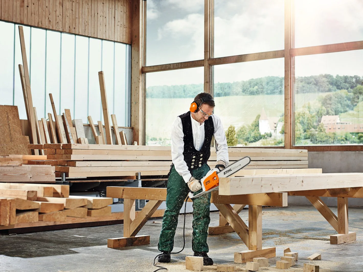 STIHL MSE 250 C-B Electric Chainsaw - 16" - Image 2