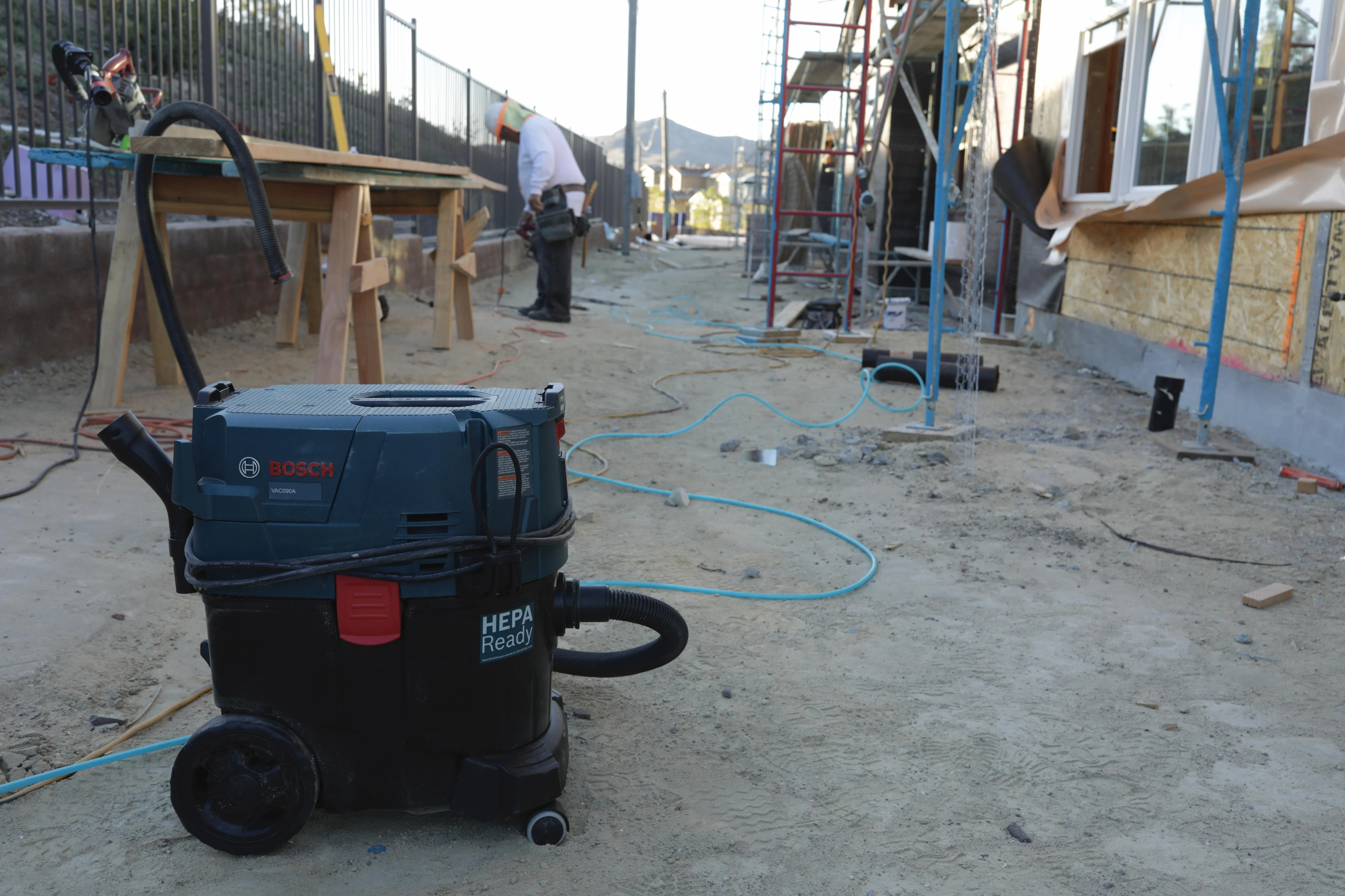Bosch 9-Gallon Dust Extractor w/ Auto Filter Clean & HEPA Filter - Image 9