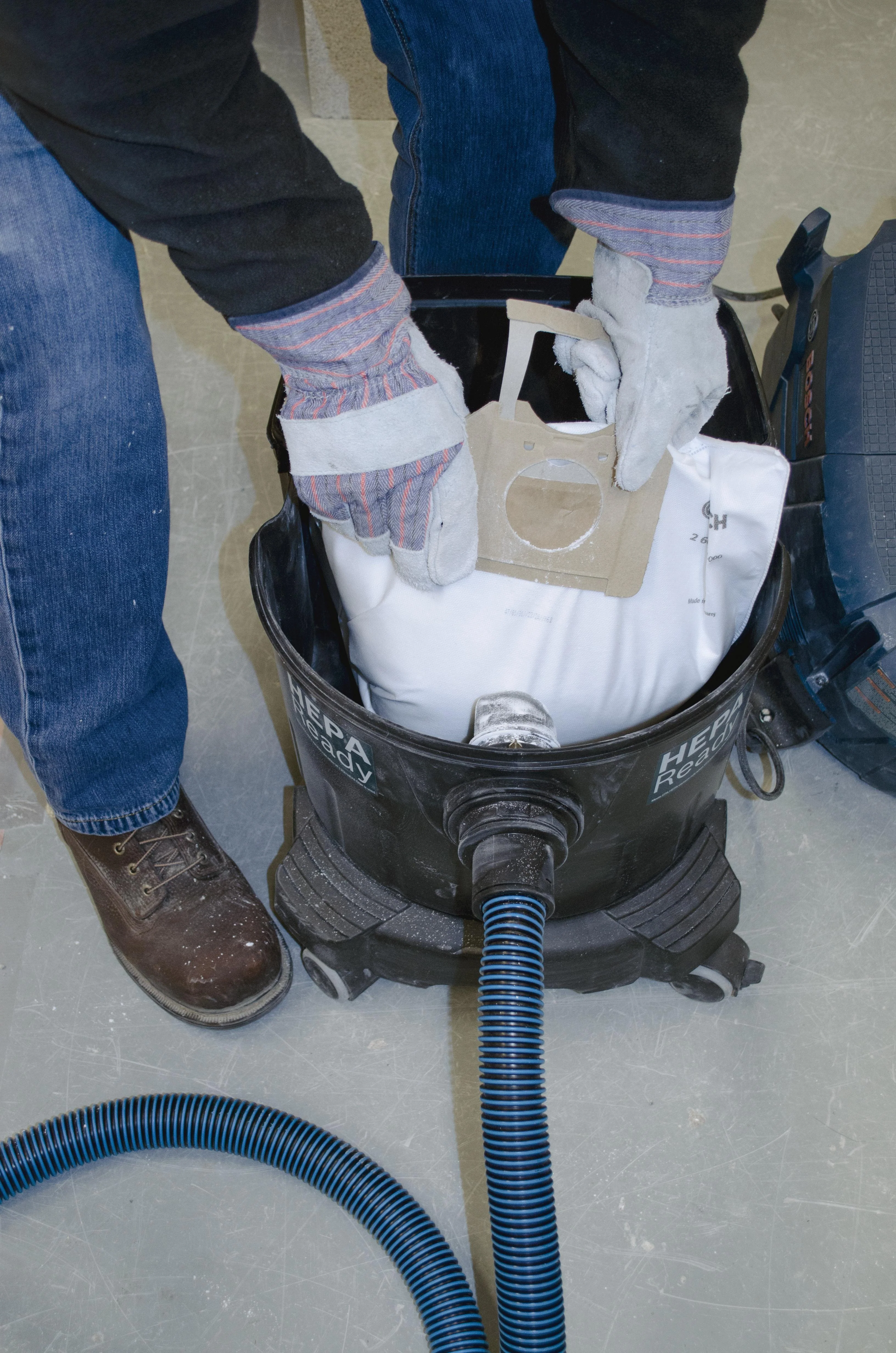 Bosch 14-Gallon Dust Extractor w/ Auto Filter Clean & HEPA Filter - Image 8